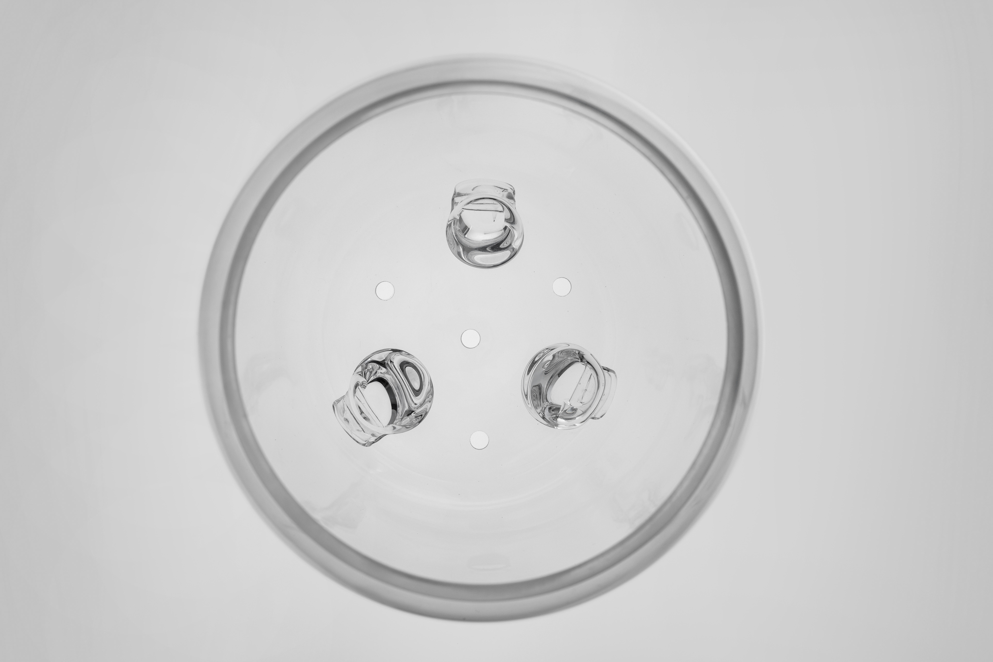 Top view of the glass vessel with wooden feet and drainage openings